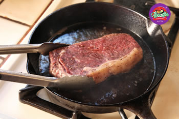 Cách làm món bò bít tết ngon bằng chảo